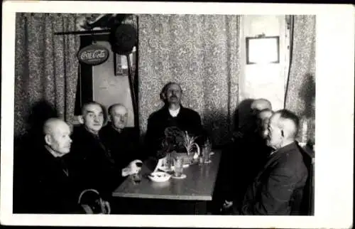 Foto Ak Steinau an der Straße Hessen, Zur Ratsschänke, Speiseraum, Gäste, Reklameschild Coca Cola