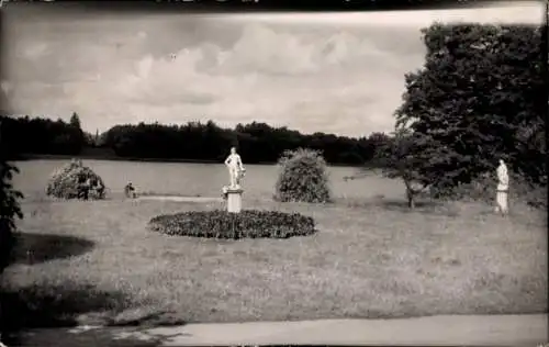 Ak Rheinsberg in der Mark, Gartenanlage mit Statuen