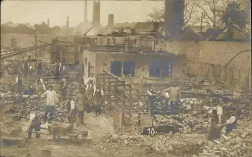 Foto Ak Königsbrück in der Oberlausitz, Arbeiter, Schubkarre, Gebäude