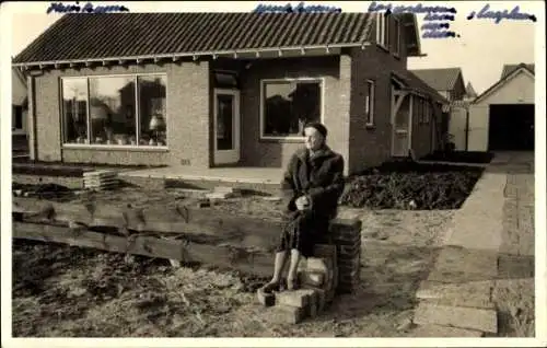 Foto Delden Gelderland, alte Dame am Zaun vor dem Geschäft
