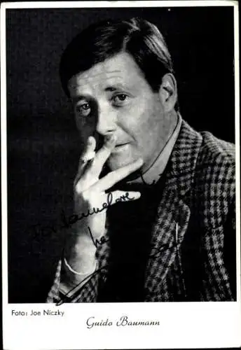 Ak Schauspieler Guido Baumann, Portrait, Autogramm, Zigarette