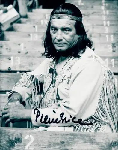 Foto Schauspieler Pierre Brice, Portrait als Winnetou, Autogramm