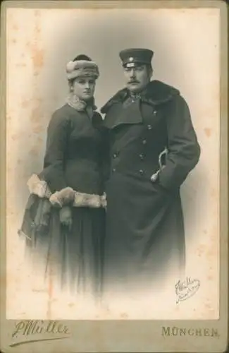 Kabinett Foto München Bayern, Soldat im Mantel mit Frau