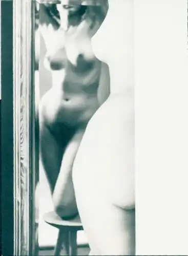 Foto Frauenakt, nackte Frau vor einem Spiegel