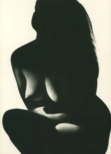 Foto Frauenakt, nackte Frau im Halbschatten, Busen