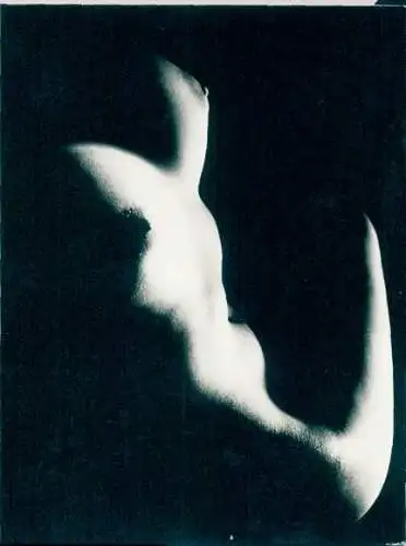 Foto Frauenakt, nackte Frau im Halbschatten, Busen