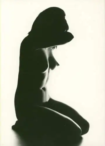 Foto Frauenakt, nackte Frau, kniend, Busen