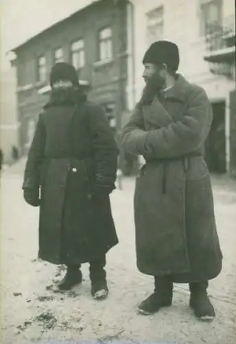 Foto Zwei Männer in Wintermänteln, Russen ?