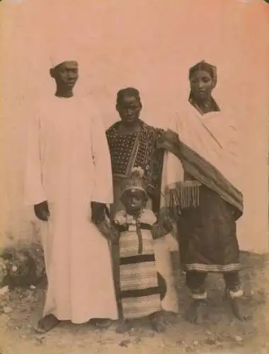 Foto Afrika ?, Familie in Landestrachten