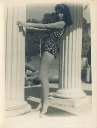 Foto Frau in gepunktetem Badeanzug