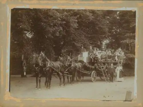 Foto Hamburg, Personen auf einer Kutsche, Pferde