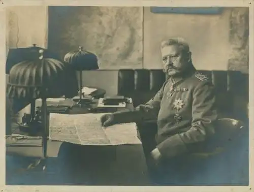 Foto Generalfeldmarschall Paul von Hindenburg, Portrait in Uniform am Schreibtisch mit Landkarte