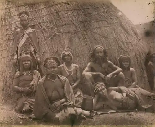 Foto Afrika, Personen vor einer Strohhütte