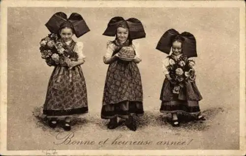 Ak Mädchen in Elsässer Volkstracht, Gratulanten, Geschenke, Kuchen