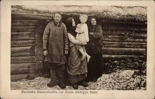 Ak Russland, Russische Bauernfamilie vor ihrem Heim