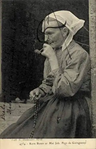 Ak Guingamp Bretagne, alte Frau mit Pfeife und Rosenkranz