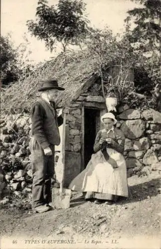 Ak Auvergne, Paar in Tracht, Steinhütte