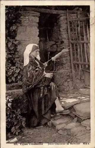 Ak Haute Vienne Limousin, junge Frau in Tracht, Spindel