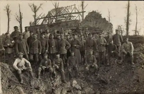 Foto Ak Deutsche Soldaten in Uniformen, Gruppenaufnahme, I WK