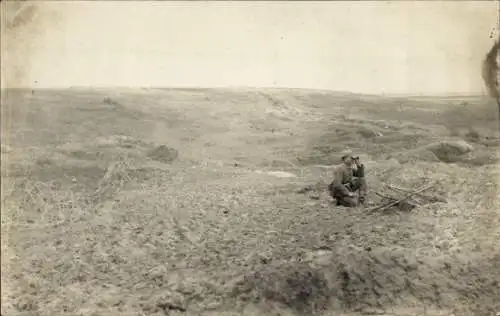 Foto Ak Deutscher Soldat in Uniform mit Fernglas im Feld, I WK