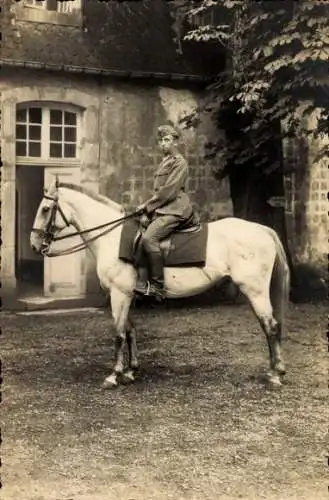 Foto Ak Deutscher Soldat in Uniform auf einem Pferd