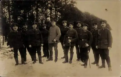 Foto Ak Deutsche Soldaten in Uniformen im Schnee, Gruppenaufnahme