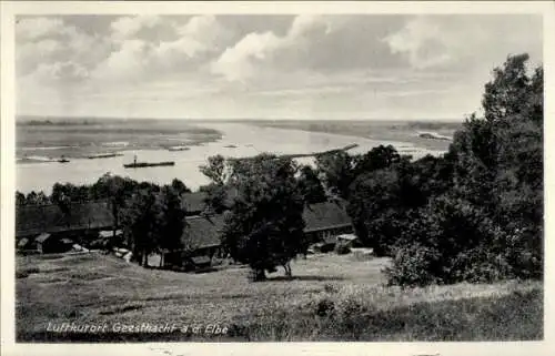 Ak Geesthacht in Schleswig Holstein, Flusspartie mit Blick auf den Ort, Binnenschiffe