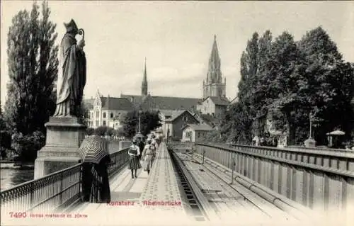 Ak Konstanz am Bodensee, Rheinbrücke, Frau mit Schirm, Turm