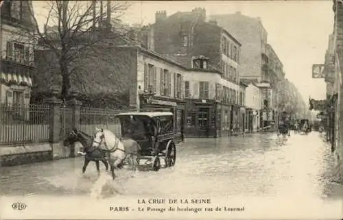 Ak Paris, La Crue de la Seine, Le Passage du boulanger rue de Lourmel