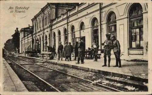 Ak Kaunas Kowno Kauen Litauen, Am Bahnhof, Soldaten, I. WK