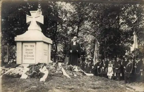 Foto Ak Neumünster in Holstein, Einweihung Kriegerdenkmal 1919, Pastor