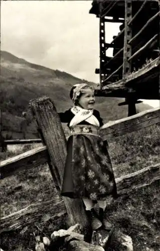 Ak Evolène Kanton Wallis, Mädchen in Schweizer Volkstracht