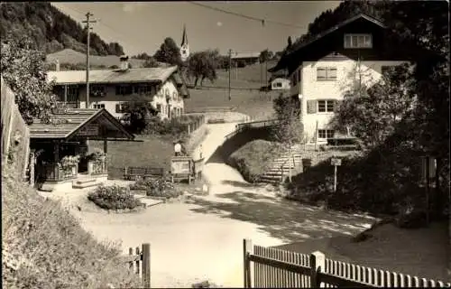 Foto Ak Tiefenbach Oberstdorf im Oberallgäu, Ortspartie, Wohnhäuser, Kirche