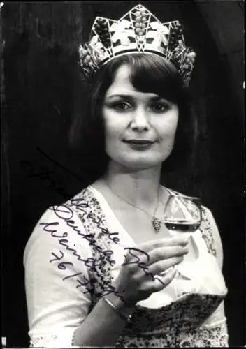 Ak Schauspieler Friedlinde Gurr, Portrait, Autogramm, Weinkönigin, Weinglas