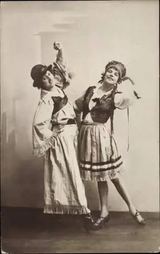 Foto Ak Zwei tanzende Frauen in Kostümen