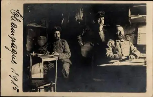 Foto Ak Deutsche Soldaten in Uniformen in der Stube, I WK