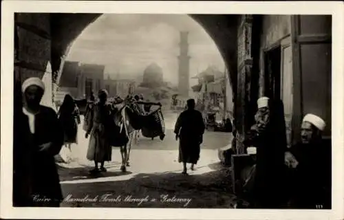 Ak Kairo Ägypten, Mamelouk Tombs through a Gateway