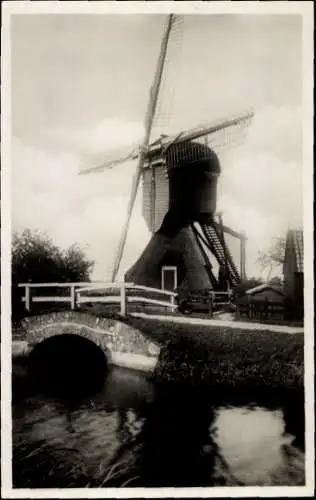 Ak Niederlande, Ortspartie, Windmühle, Brücke