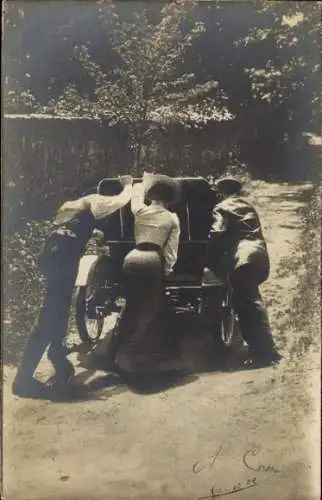 Foto Ak Autopanne, Frau und Männer schieben einen Wagen, Autoreparatur