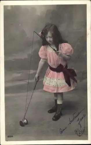 Ak Mädchen spielt Diabolo, Spielzeug, Spiel, Pinkes Kleid