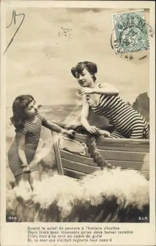 Ak Frau und Kind in Badeanzügen, Boot