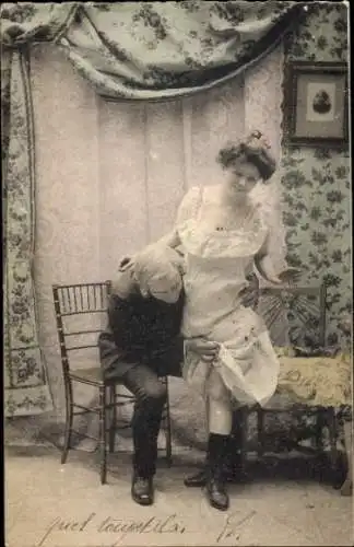 Ak Liebespaar, Neugieruger Mann, Schuhe, Strümpfe