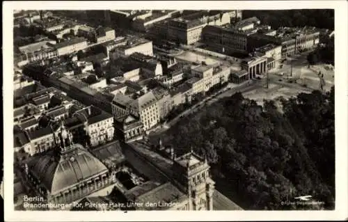 Ak Berlin Mitte, Brandenburger Tor, Pariser Platz, Unter den Linden, Fliegeraufnahme
