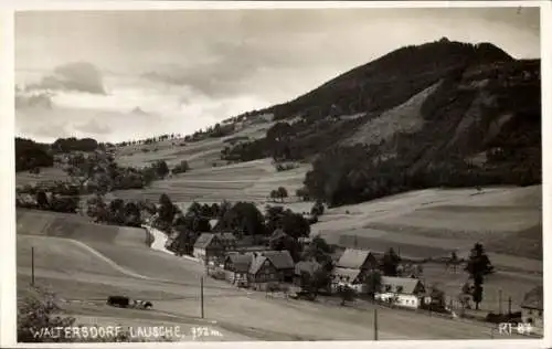 Foto Ak Waltersdorf Großschönau im Kreis Görlitz, Blick auf Ortschaft und Lausche