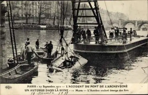 Ak Paris V., Distributi, Der Unfall am Pont de l'Archeveche, Automobil-Omnibus stürzt in die Seine