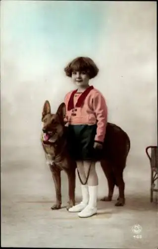 Ak Mädchen mit einem Schäferhund