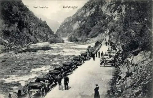 Ak Hardanger Norwegen, Ved Laatefos, Kutschen, Straße am Wasser, Fjord