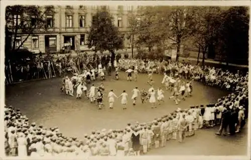 Foto Ak Frankfurt am Main, Fest, Tanz auf dem Hof, Zuschauer