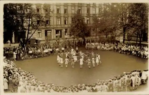 Foto Ak Frankfurt am Main, Fest, Tanz auf dem Hof, Zuschauer