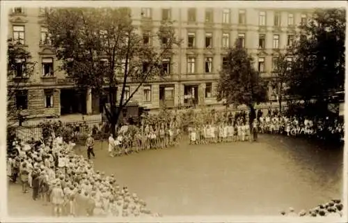 Foto Ak Frankfurt am Main, Fest auf dem Hof, Zuschauer